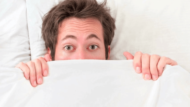 O home está avergoñado polo tamaño do seu pene