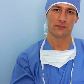 Médico realizando unha cirurxía de ampliación do pene